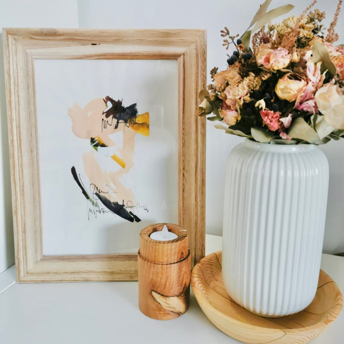 Abstraktes Kunstwerk auf Papier von FLOR. stehen auf einer Kommode in einem Wohnzimmer neben einem getrocknetem Blumenstrauß. 