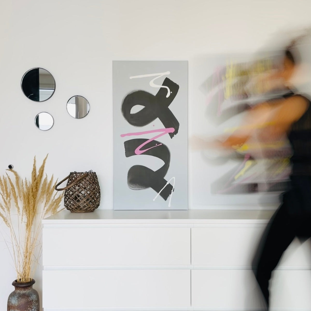 Abstraktes Kunstwerk in einem Büro von FLOR. in den Farben Goldbraun, Weiß, Pink und Grau.