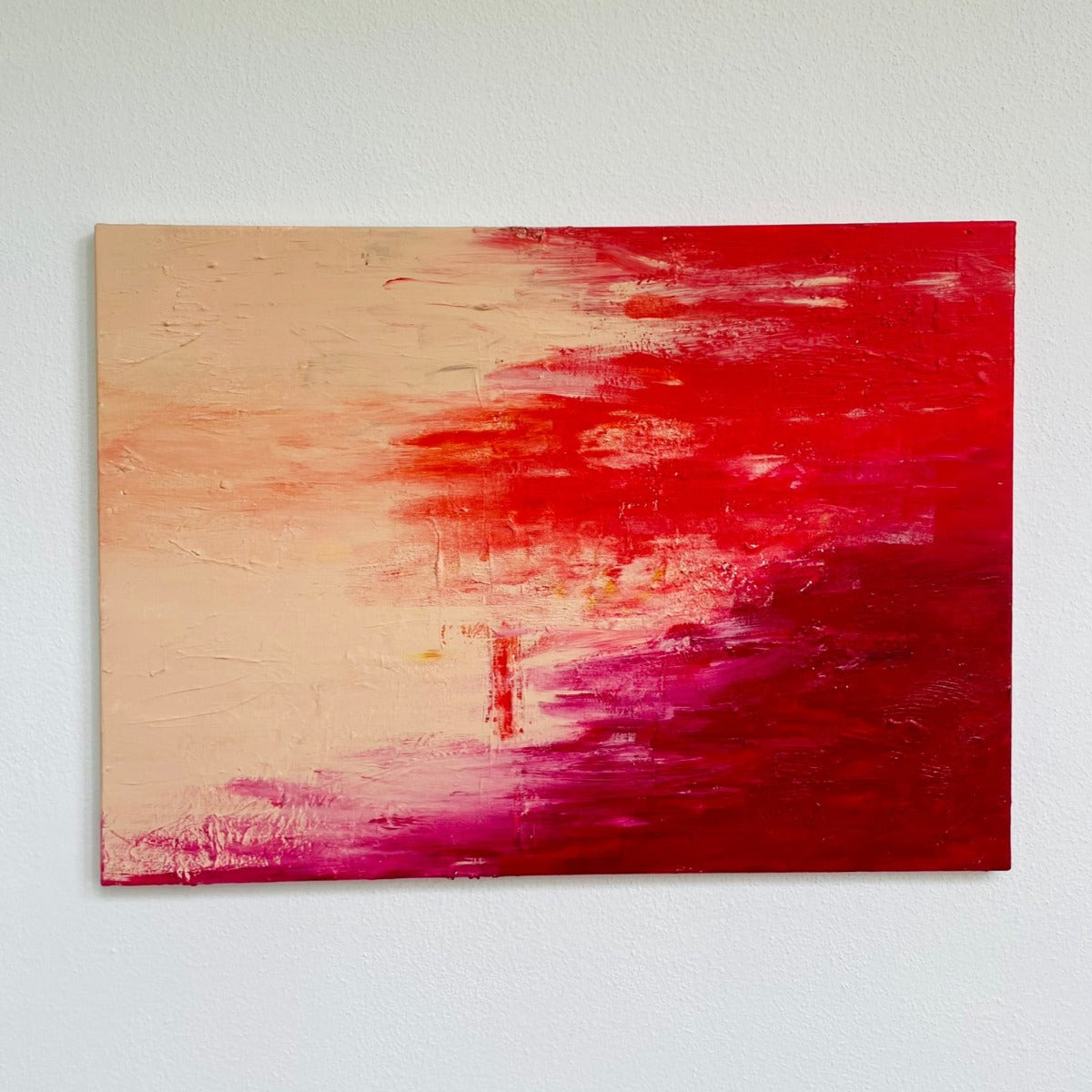 Modernes abstract painting von FLOR. in den Farben Rot und Beige hängend auf der Wand in einem Wohnzimmer.