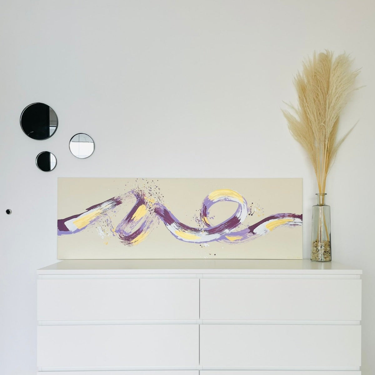 Abstraktes Gemälde in den Farben Lila, Weinrot, Gold, Beige und Weiß stehend auf eine Kommode von FLOR.